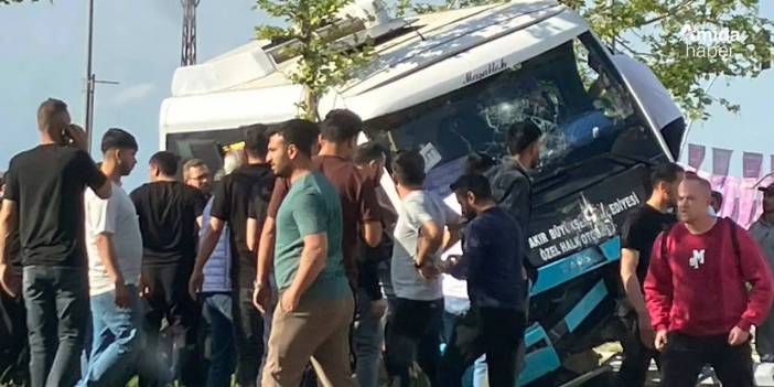 Diyarbakır’da can pazarı: Özel halk otobüsü kırmızı ışıktaki araçlara çarptı