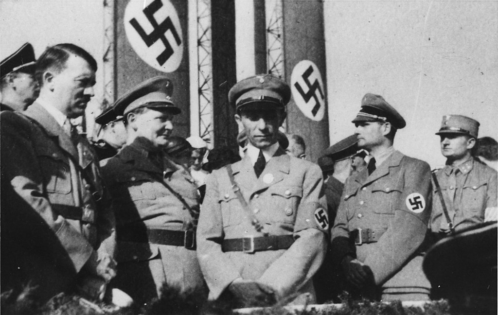 1933te-askeri-gecit-toreni-sirasinda-hitler-goring-goebbels-ve-rudolf-hess.jpg