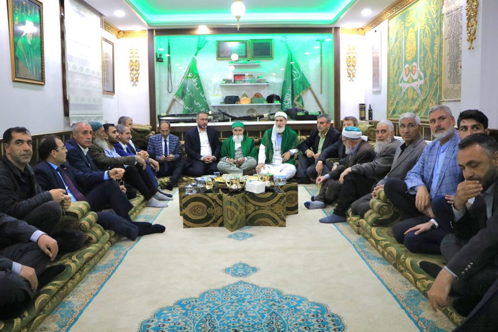 akp-yonetim-seyh-ziyaret3.jpg