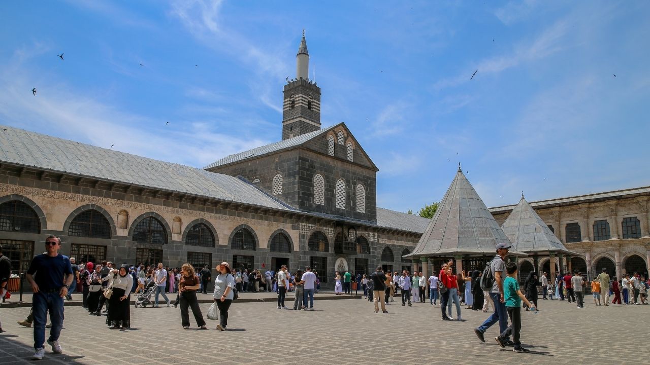 diyarbakir-ulu-cami-turist.jpg