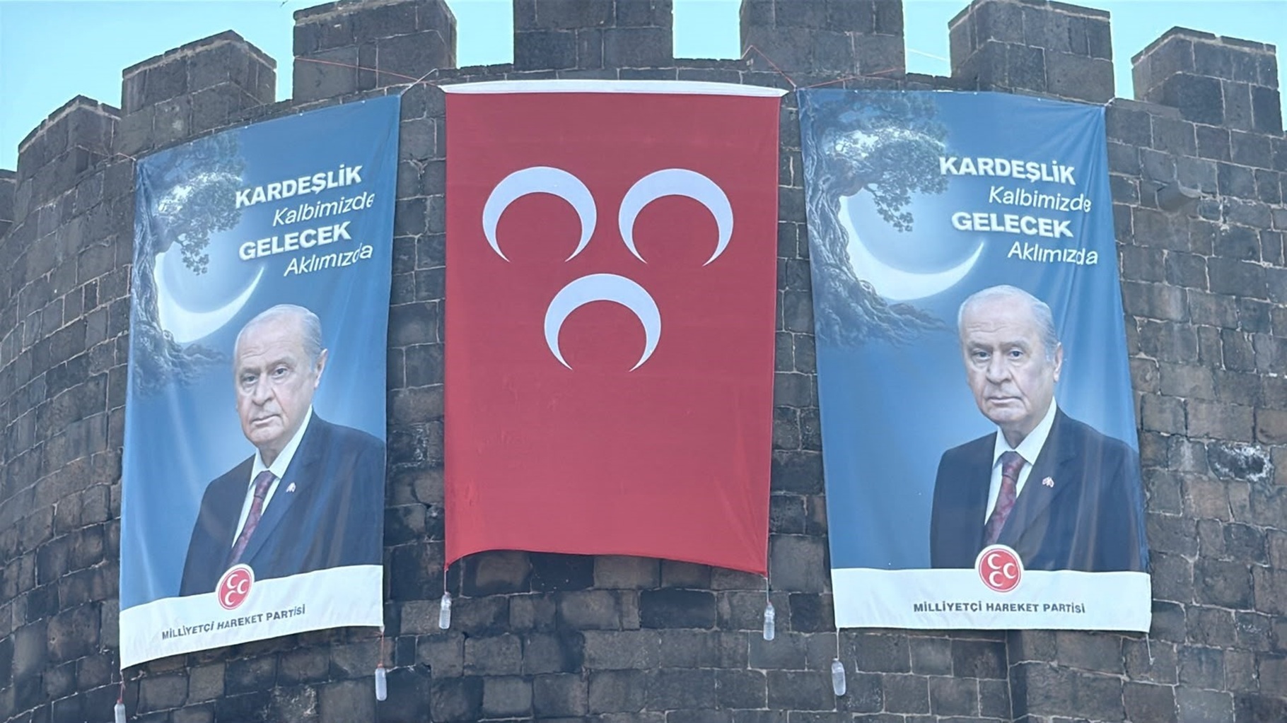 diyarbakir-surlarina-devlet-bahcelinin-posteri-asildi-1.jpg